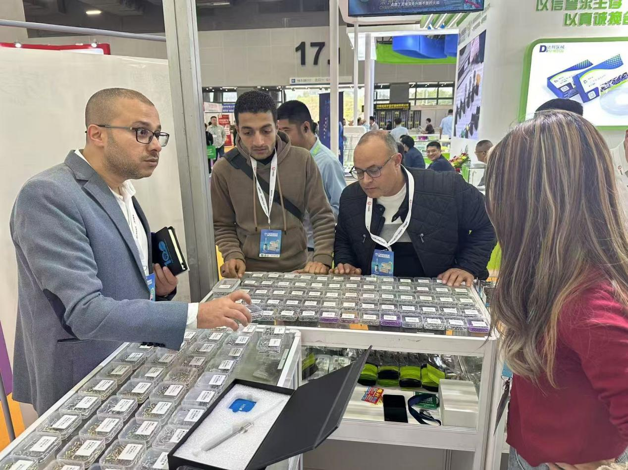 Yamei Medical Seuers auf der Internationalen Zahnarztausstellung, die den Trend des innovativen Implantatzubehörs leitet